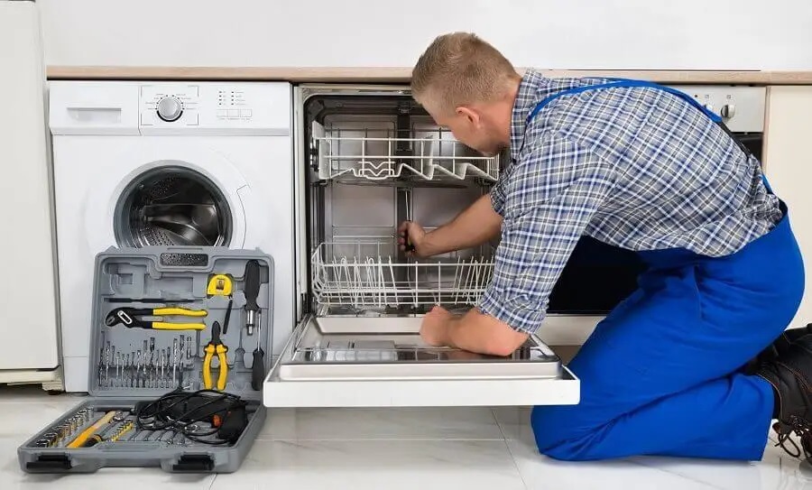 Taraklı Luxell servisi teknisyen ekibi beyaz eşya tamiri yaparken